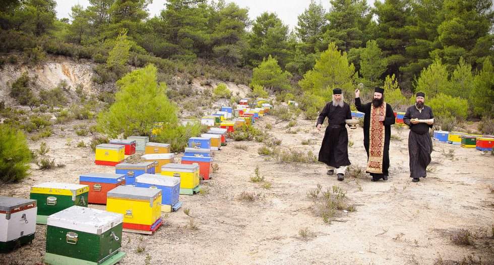 Στην υπηρεσία του Θεού και… της κυψέλης!